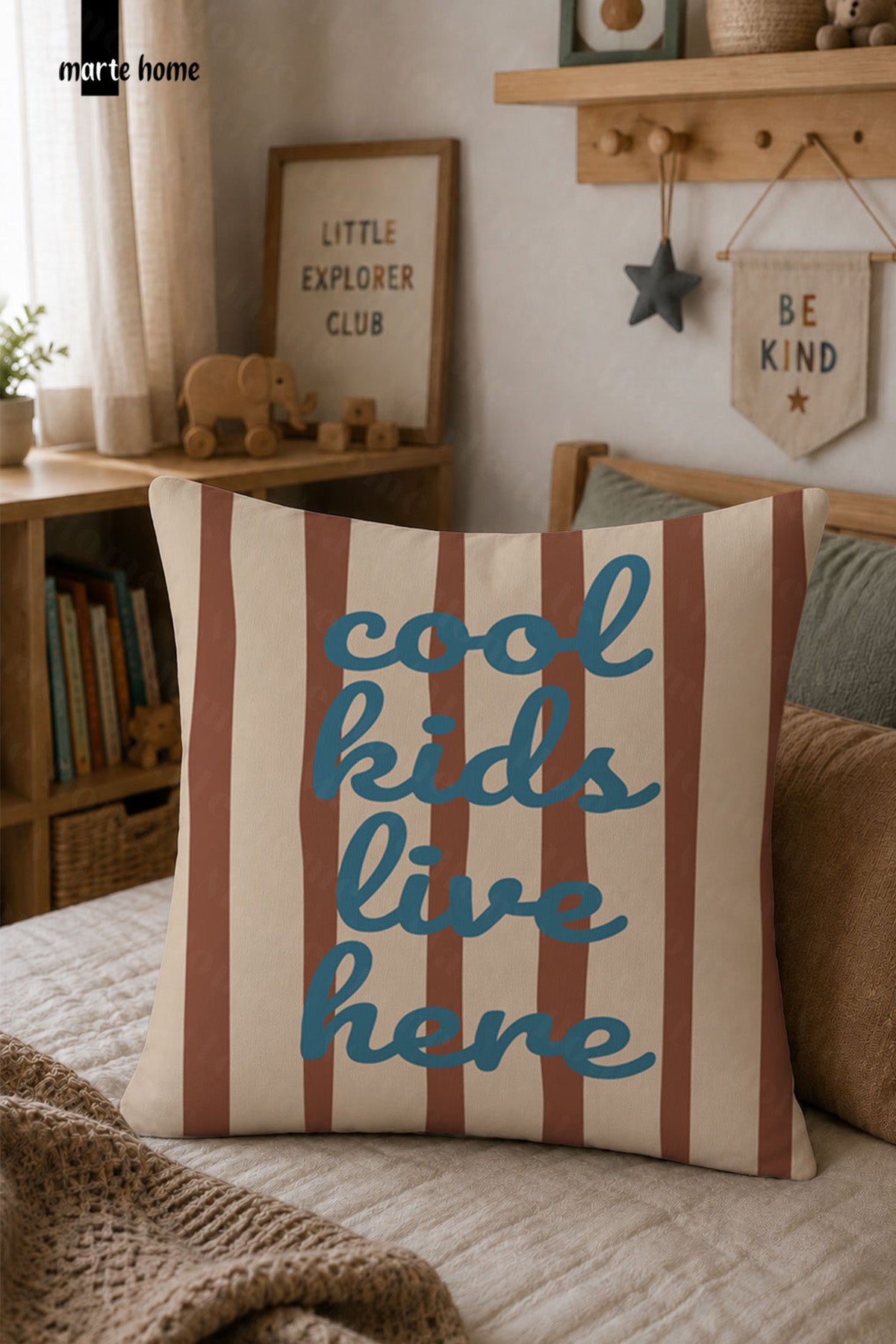 COOL KIDS LIVE HERE - RENKLİ DİJİTAL BASKILI ÇOCUK KIRLENT KILIFI - 43x43 CM