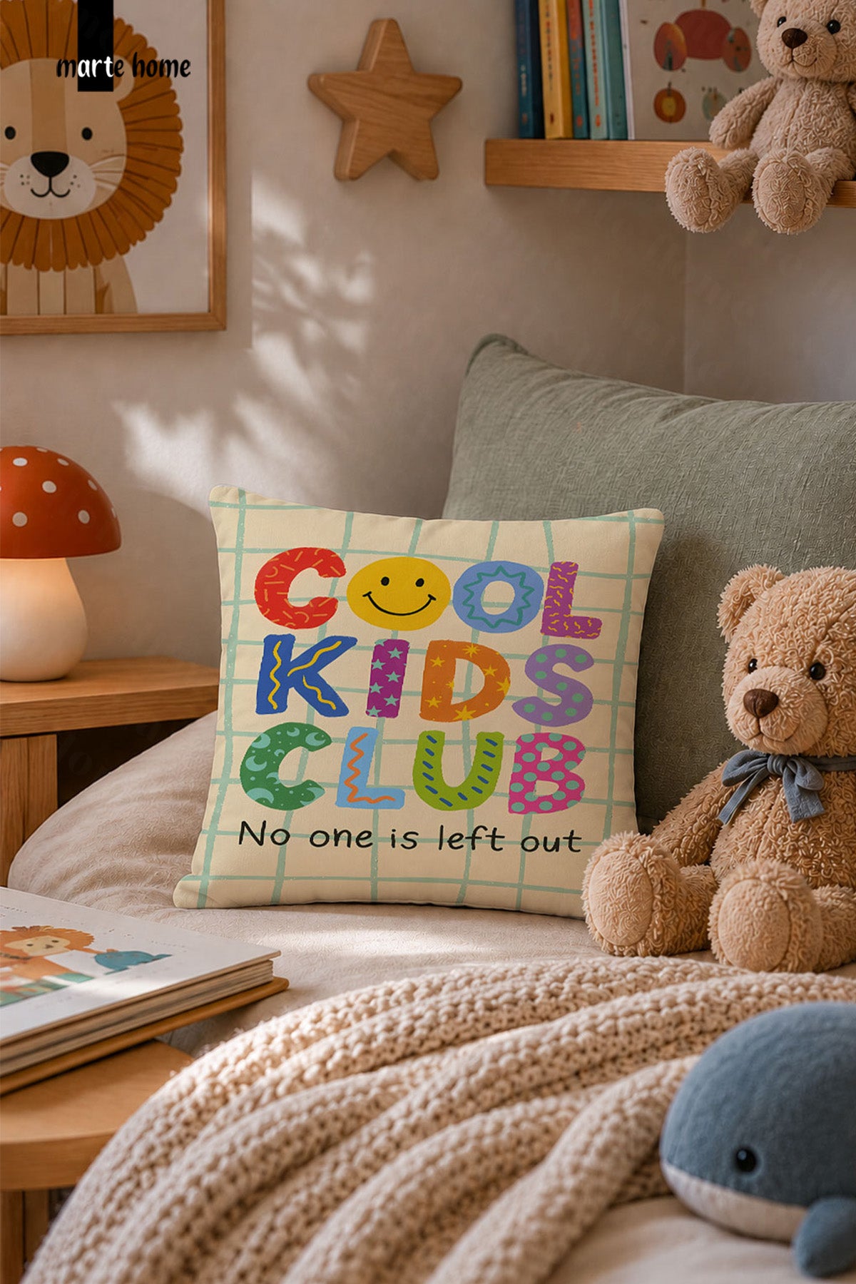 COOL KIDS CLUB - RENKLİ DİJİTAL BASKILI ÇOCUK KIRLENT KILIFI - 43x43 CM