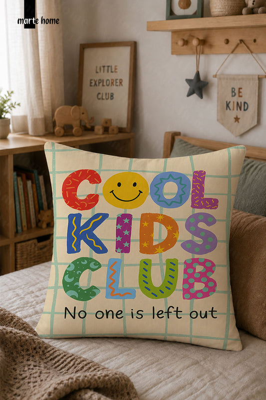 COOL KIDS CLUB - RENKLİ DİJİTAL BASKILI ÇOCUK KIRLENT KILIFI - 43x43 CM