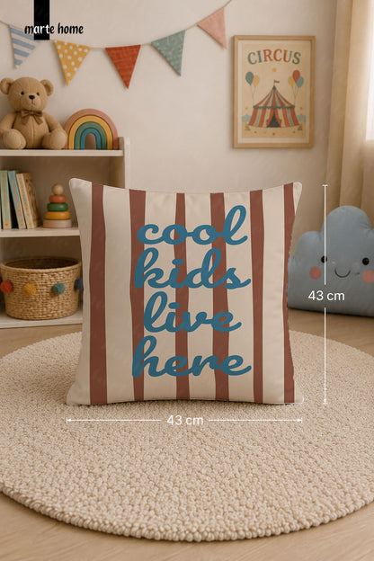 COOL KIDS LIVE HERE - RENKLİ DİJİTAL BASKILI ÇOCUK KIRLENT KILIFI - 43x43 CM
