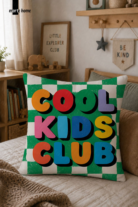 COOL KIDS CLUB - RENKLİ DİJİTAL BASKILI ÇOCUK KIRLENT KILIFI - 43x43 CM