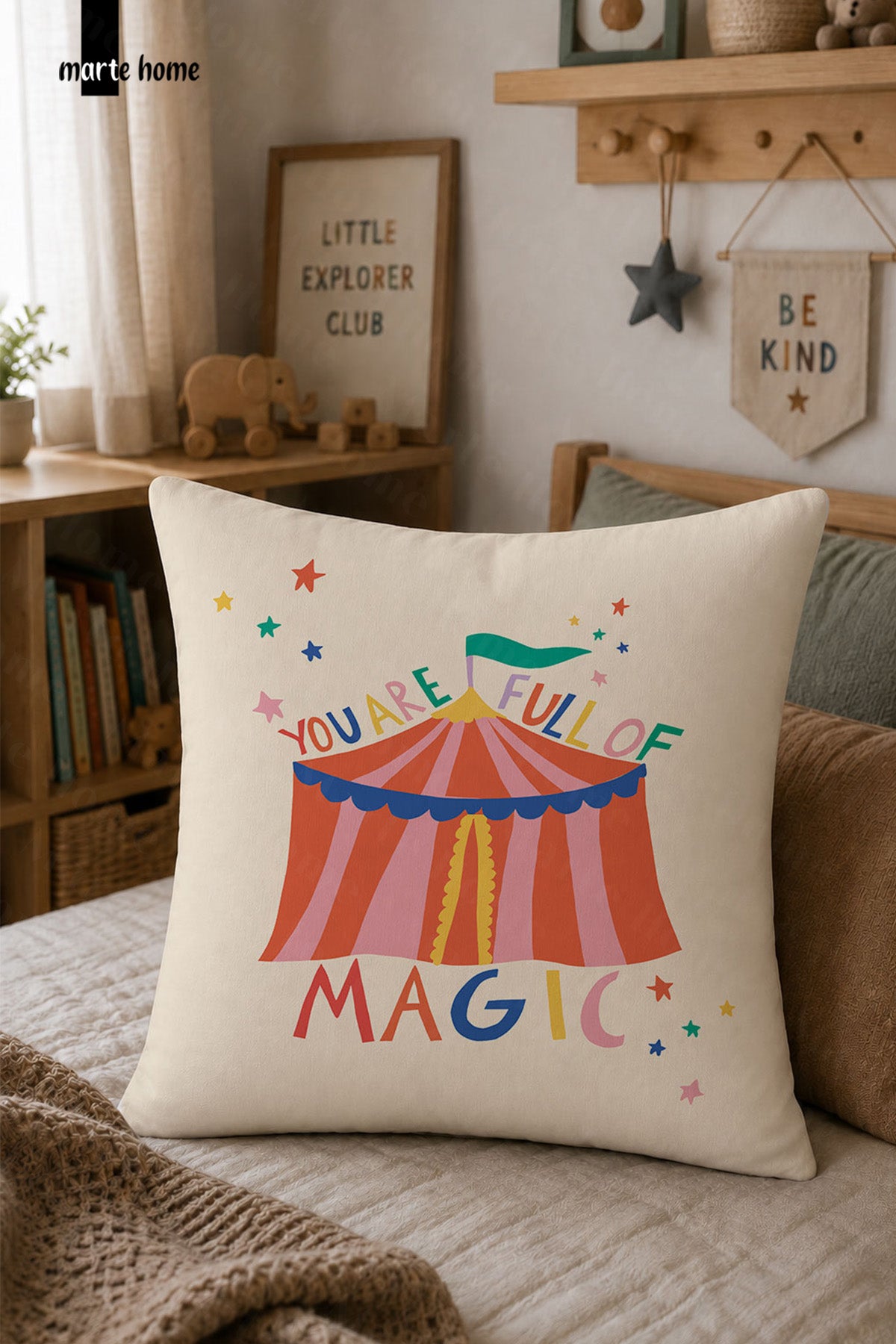 MAGIC - RENKLİ DİJİTAL BASKILI ÇOCUK KIRLENT KILIFI - 43x43 CM